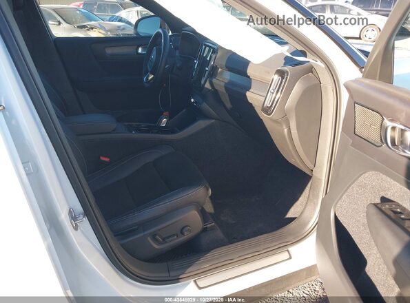 YV4162UM4N2676567 2022 VOLVO XC40 Белый Вид салона спереди