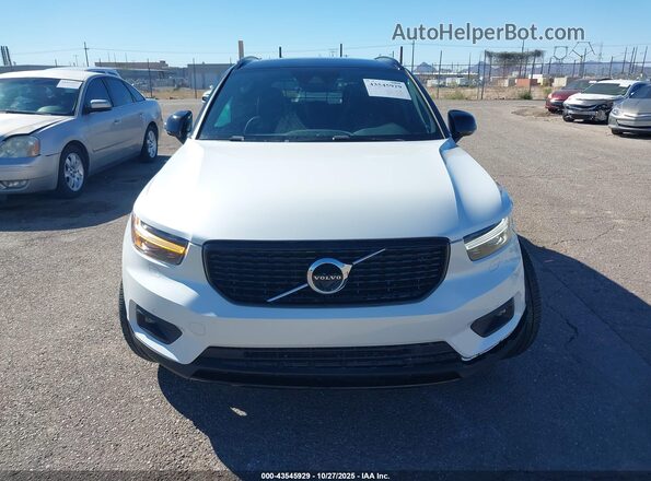 YV4162UM4N2676567 2022 VOLVO XC40 Белый Вид щитка приборов