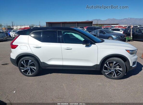 YV4162UM4N2676567 2022 VOLVO XC40 Белый Вид задней части салона