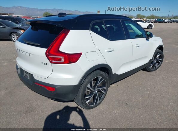 YV4162UM4N2676567 2022 VOLVO XC40 Белый Задняя правая четверть