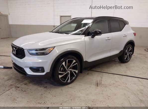 YV4162UM7L2206675 2020 VOLVO XC40 Серебряный Передняя левая четверть