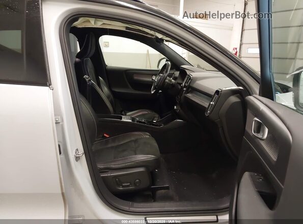 YV4162UM7L2206675 2020 VOLVO XC40 Серебряный Вид салона спереди