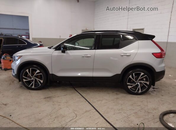 YV4162UM7L2206675 2020 VOLVO XC40 Серебряный Вид задней части салона