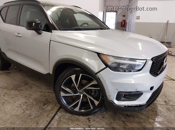 YV4162UM7L2206675 2020 VOLVO XC40 Серебряный Вид спереди