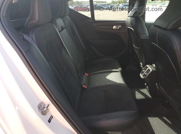YV4162UM8M2482851 2021 VOLVO XC40 White 