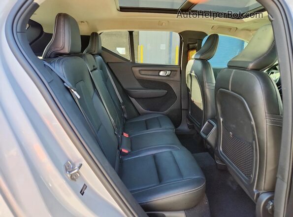 YV4AC2HK7L2232792 2020 VOLVO XC40 Gray Rear interior view