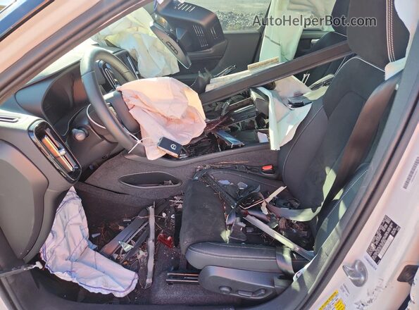 YV4ED3UL0P2107433 2023 VOLVO XC40 White Vista interior delantera