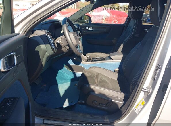 YV4ED3UM4P2941813 2023 VOLVO XC40 RECHARGE PURE ELECTRIC Серебряный Вид салона спереди