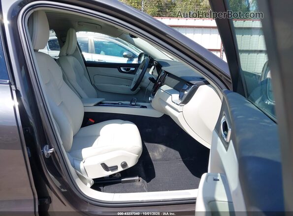 YV4H60DL3R1889449 2024 VOLVO XC60 RECHARGE PLUG-IN HYBRID Gray Вид салону спереду