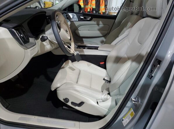 YV4H60RM9S1128531 2025 VOLVO XC60 Gray Vista interior delantera