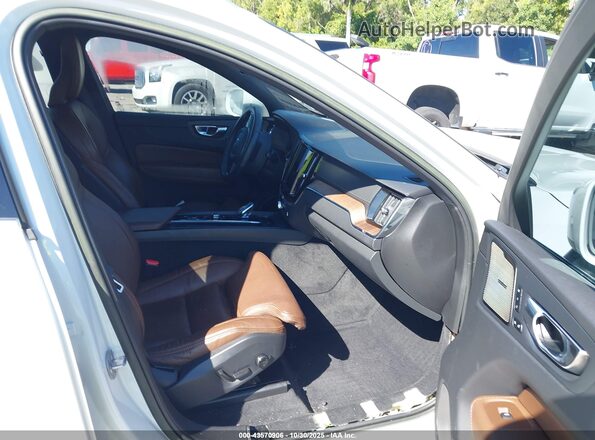 YV4L12DL2N1086453 2022 VOLVO XC60 White Front interior view