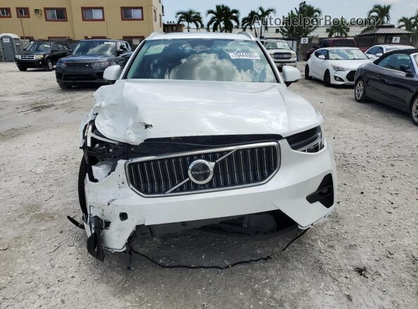 YV4L12UE1R2372943 2024 VOLVO XC40 White Front view