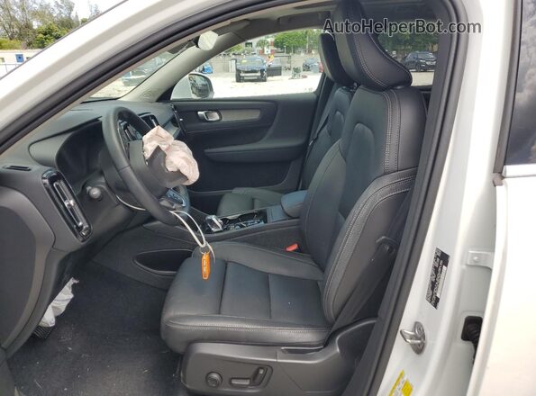 YV4L12UE1R2372943 2024 VOLVO XC40 White Front interior view