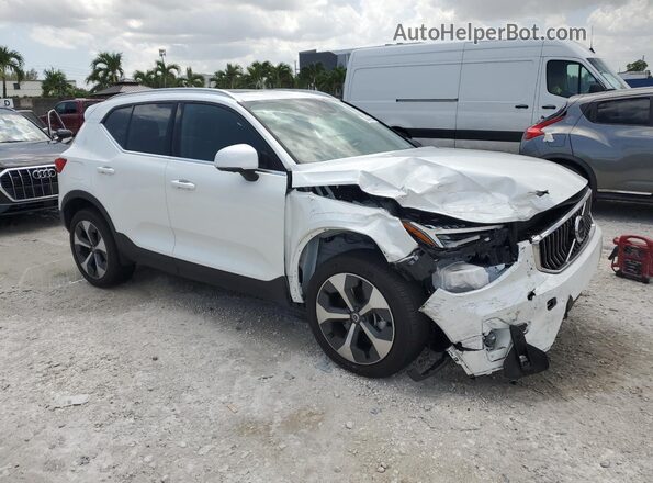 YV4L12UE1R2372943 2024 VOLVO XC40 White Front right