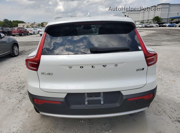 YV4L12UE1R2372943 2024 VOLVO XC40 White Rear view