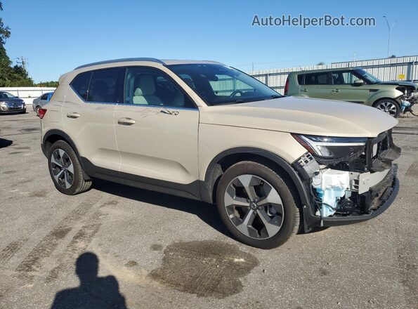 YV4L12UEXS2458421 2025 VOLVO XC40 Кремовый Передняя правая четверть
