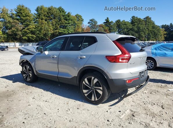 YV4L12UW3P2939546 2023 VOLVO XC40 Silver Trasero izquierdo