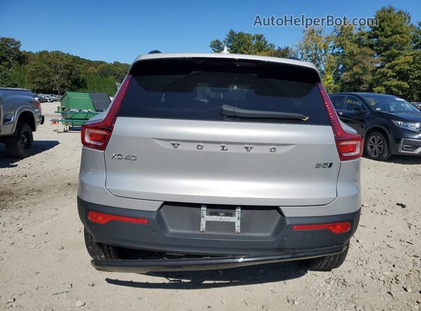 YV4L12UW3P2939546 2023 VOLVO XC40 Silver Vista trasera