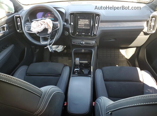 YV4L12UW3P2939546 2023 VOLVO XC40 Silver Vista del salpicadero