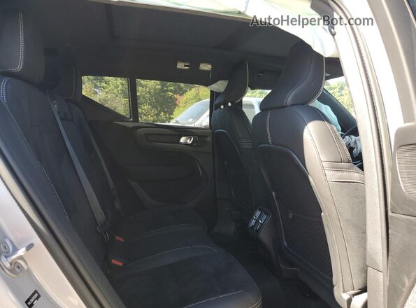 YV4L12UW3P2939546 2023 VOLVO XC40 Silver Vista interior trasera