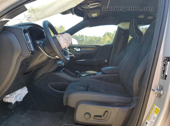 YV4L12UW3P2939546 2023 VOLVO XC40 Silver Vista interior delantera
