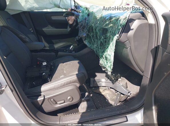 YV4L12UX3P2102255 2023 VOLVO XC40 White 