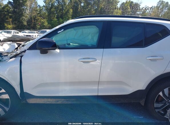 YV4L12UX3P2102255 2023 VOLVO XC40 White 