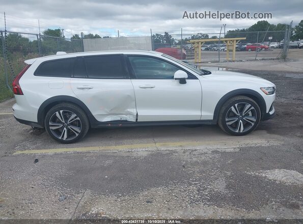 YV4L12WK4S2149840 2025 VOLVO V60 CROSS COUNTRY White Սալոնի հետևի տեսք