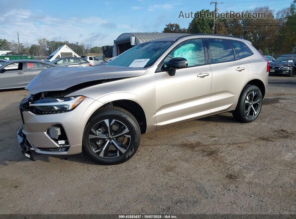 YV4M12RJ3T1341667 2026 VOLVO XC60 Желто-коричневый Передняя левая четверть