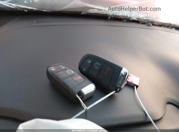 ZACNJABB3LPL31402 2020 JEEP RENEGADE Красный Вид панели приборов
