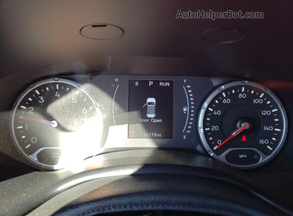 ZACNJBBB2LPL89815 2020 JEEP RENEGADE Красный Вид щитка приборов