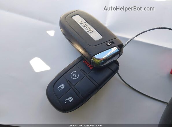 ZACNJDB19MPM41154 2021 JEEP RENEGADE Серебряный Вид панели приборов