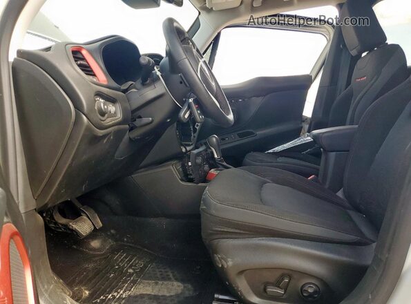ZACNJDC15MPN28581 2021 JEEP RENEGADE White 