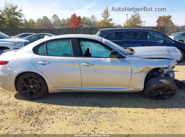ZARFAMAN3L7633974 2020 ALFA ROMEO GIULIA Silver Widok wnętrza z tyłu