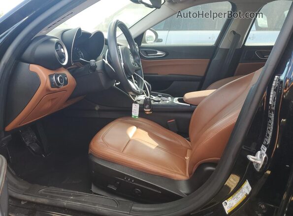 ZARFAMAN3M7641901 2021 ALFA ROMEO GIULIA Black Widok wnętrza z przodu
