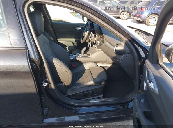 ZARFAMBN8R7681865 2024 ALFA ROMEO GIULIA Black Front interior view