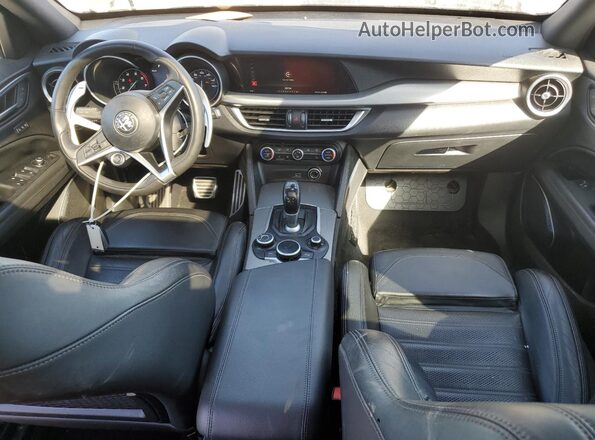 ZASFAKNN6J7B67258 2018 ALFA ROMEO STELVIO Black Dashboard view
