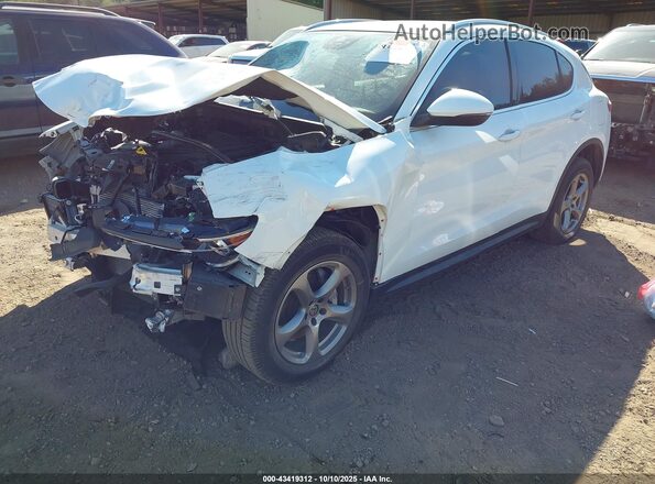 ZASPAJAN0M7D00380 2021 ALFA ROMEO STELVIO White წინა მარცხენა ხედი სამი მეოთხედიდან