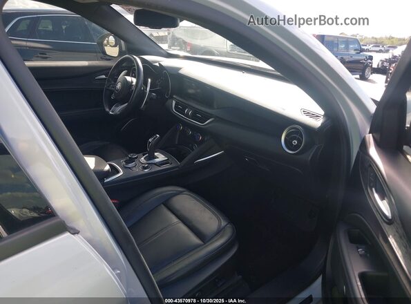 ZASPAJAN4N7D37577 2022 ALFA ROMEO STELVIO Silver Widok wnętrza z przodu