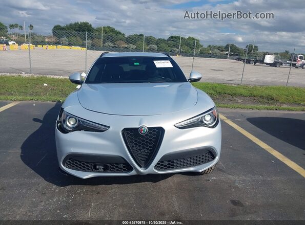 ZASPAJAN4N7D37577 2022 ALFA ROMEO STELVIO Silver Widok wnętrza z tyłu