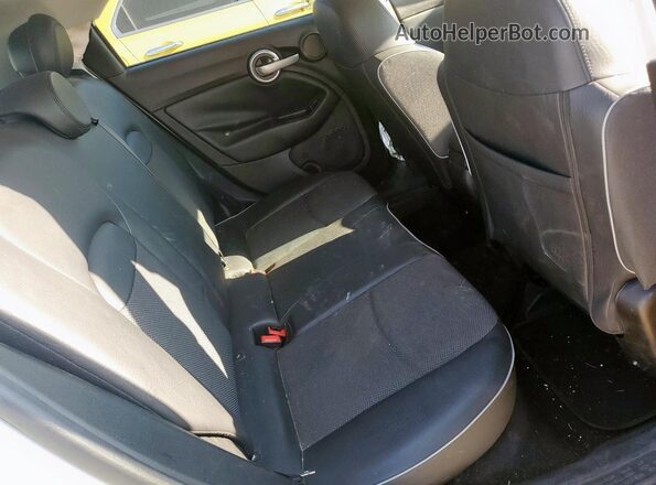 ZFBCFXCB7JP671212 2018 FIAT 500X White Widok tylnych siedzeń
