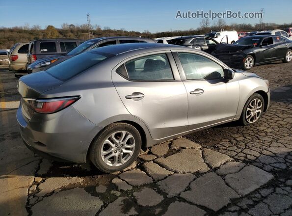 3MYDLBZV0GY104119 2016 TOYOTA SCION Silver Przód prawy