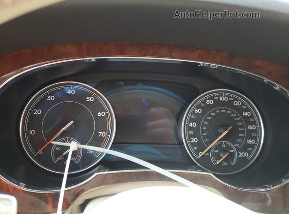 SJAAC2ZV1HC014037 2017 BENTLEY BENTAYGA Red Widok tylnych siedzeń