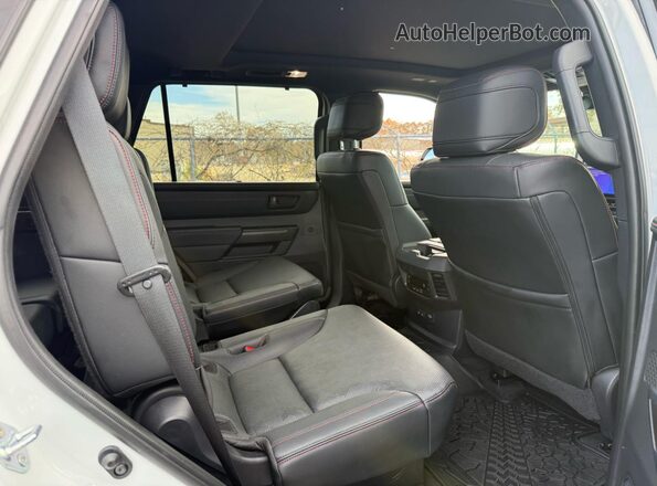 7SVAAABA2RX025764 2024 TOYOTA SEQUOIA White Սալոնի դիմացի տեսք