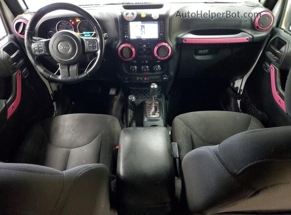 1C4BJWDG3HL696220 2017 JEEP WRANGLER Белый Вид панели приборов