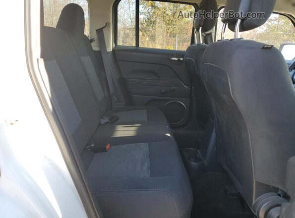 1C4NJPBA3HD187434 2017 JEEP PATRIOT White უკანა სალონის ხედი