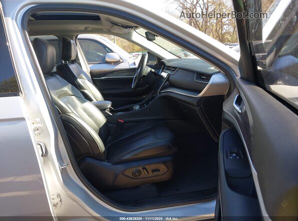 1C4RJKBG2M8134428 2021 JEEP GRAND CHEROKEE L Silver Вид салону спереду