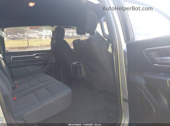 1C6SRFFT3NN447622 2022 RAM 1500 Silver Widok naklejki z numerem VIN