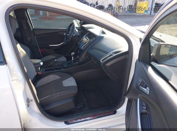 1FADP3L91HL348981 2017 FORD FOCUS ST White წინა სალონის ხედი