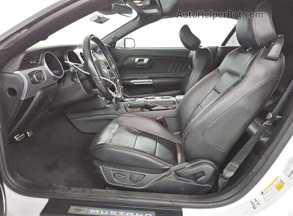 1FATP8UH4P5104050 2023 FORD MUSTANG Белый Вид салона спереди